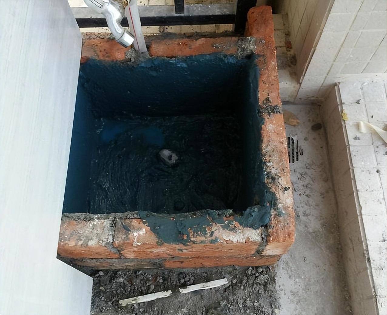 瓷砖水池漏水怎么处理(瓷砖水池漏水用什么胶水补漏)